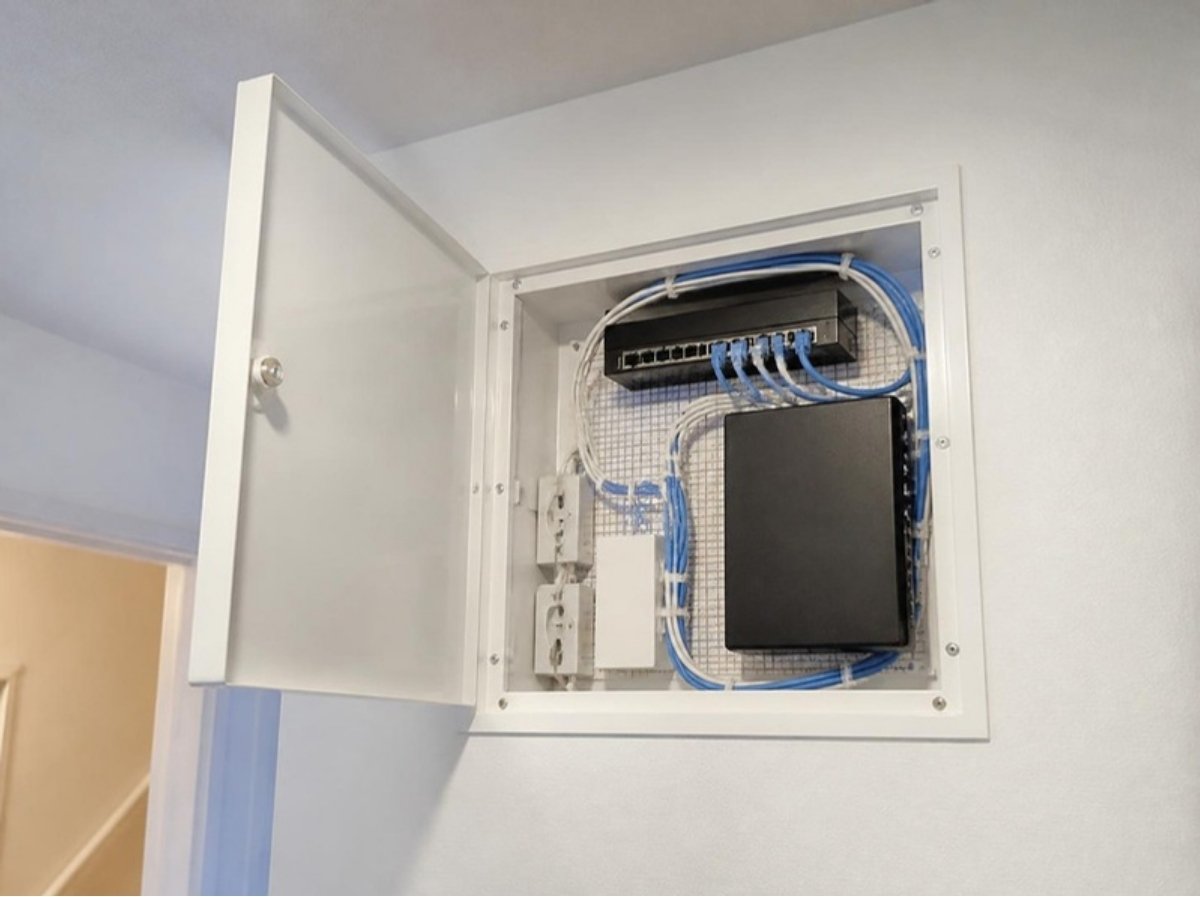 通信の配線を1か所にまとめた情報分電盤のイメージ