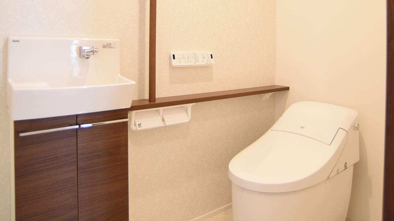 トイレには縦の手すりとカウンター、手洗いも室内に設けました