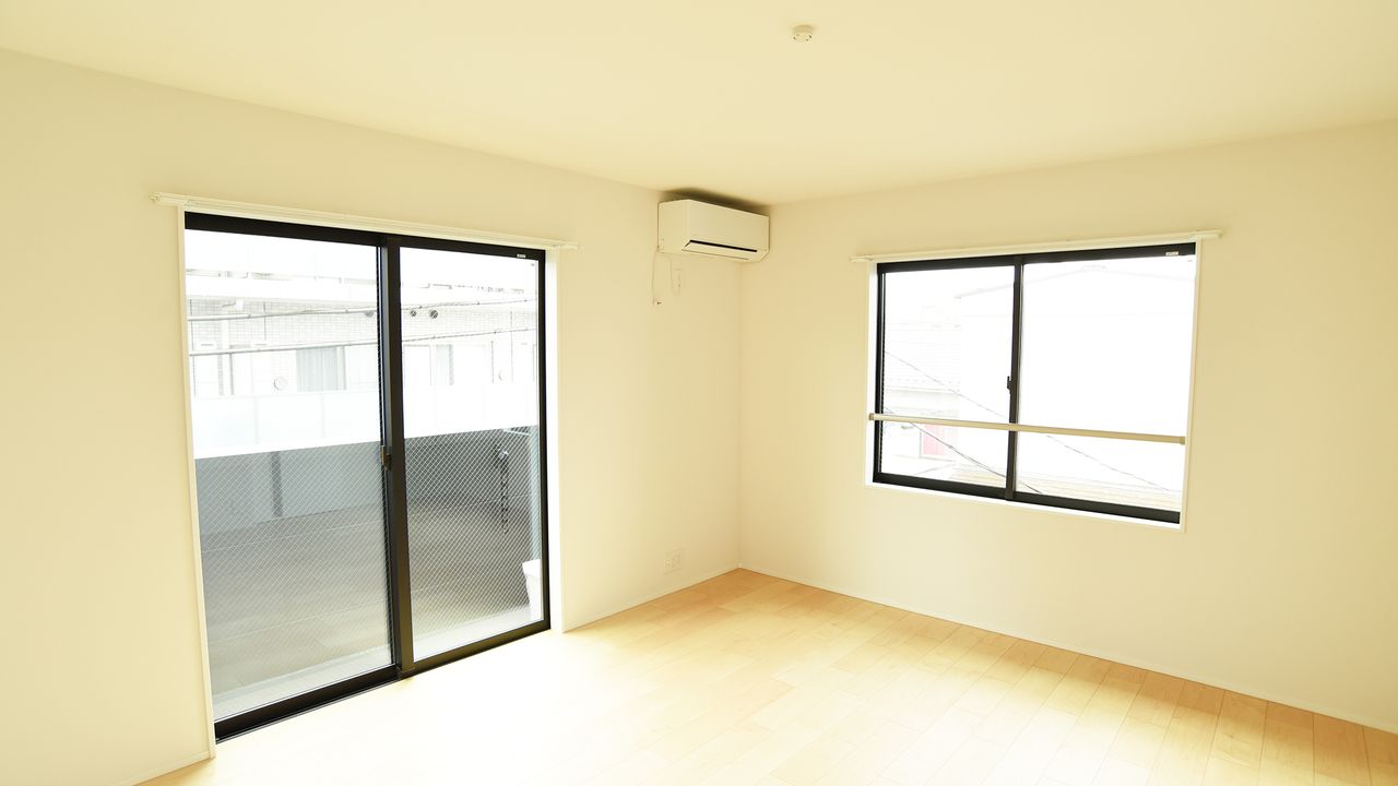 掃き出し窓と腰窓の二面から光が入り、室内が明るくなりました
