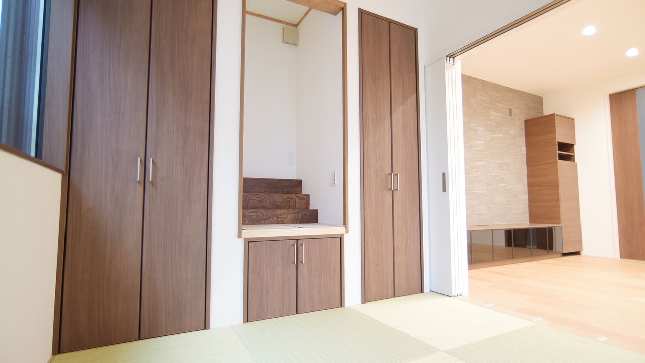 和室の収納は濃い木目でそろえ、畳の色を引き立てました