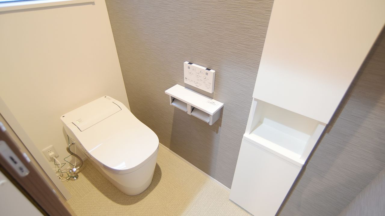 トイレは壁の厚みを使った収納で、床に物を置かずに済みます