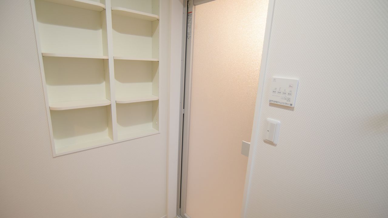 浴室の入口脇に、壁へ埋め込んだ棚を用意しました