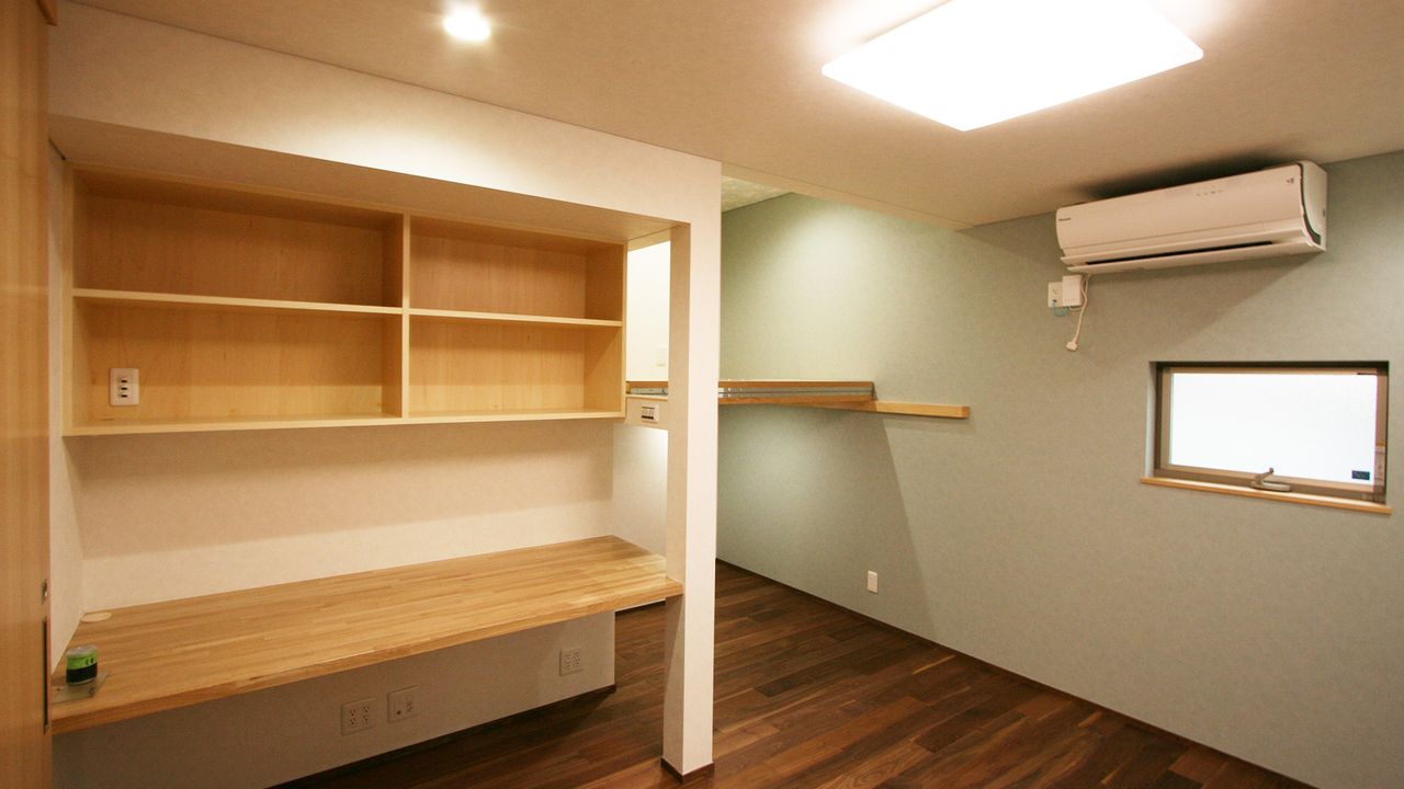 机として使える造作カウンターと棚を、壁際に組み込んでいます