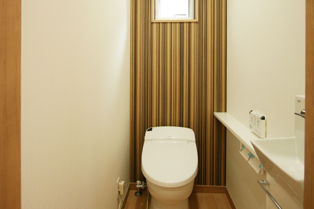 トイレは正面だけストライプ柄、小窓とカウンター付き