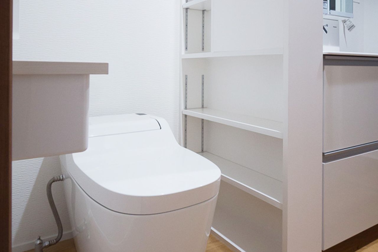 トイレと洗面の間の壁を、奥行きの浅い可動棚にしました