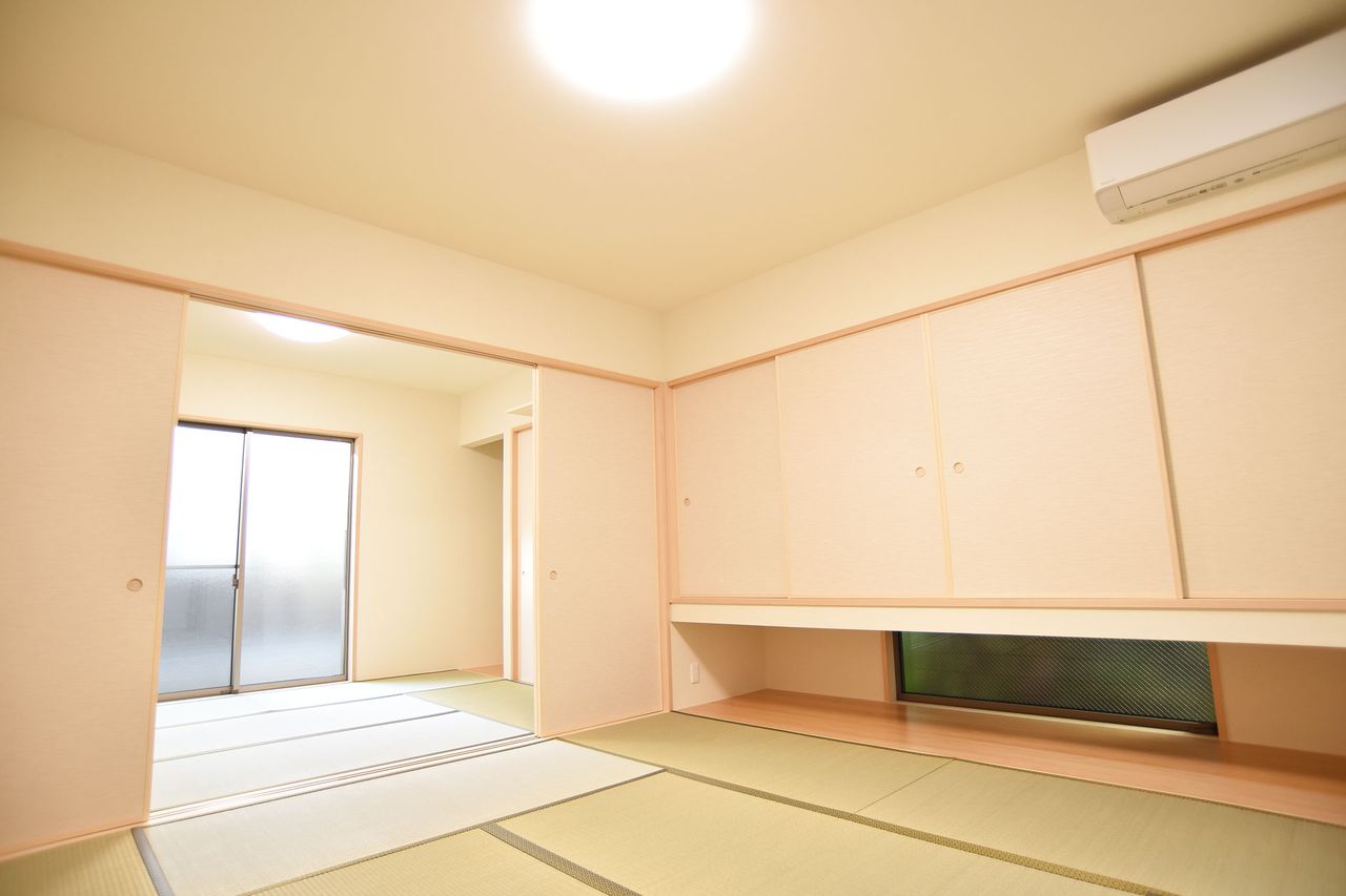 吊り押入れの下に地窓を設けた、二間続きの和室