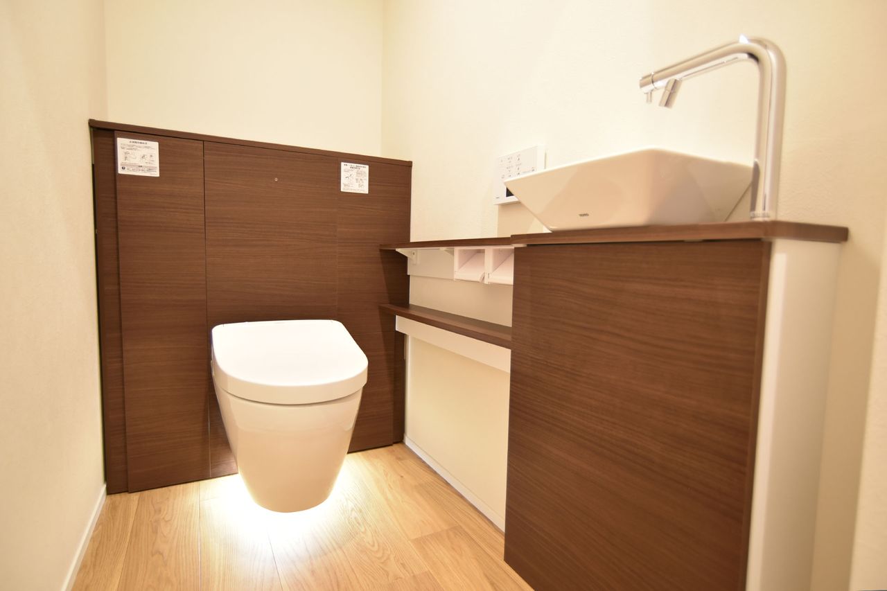 トイレは木目のカウンターに、手洗いボウルを載せています