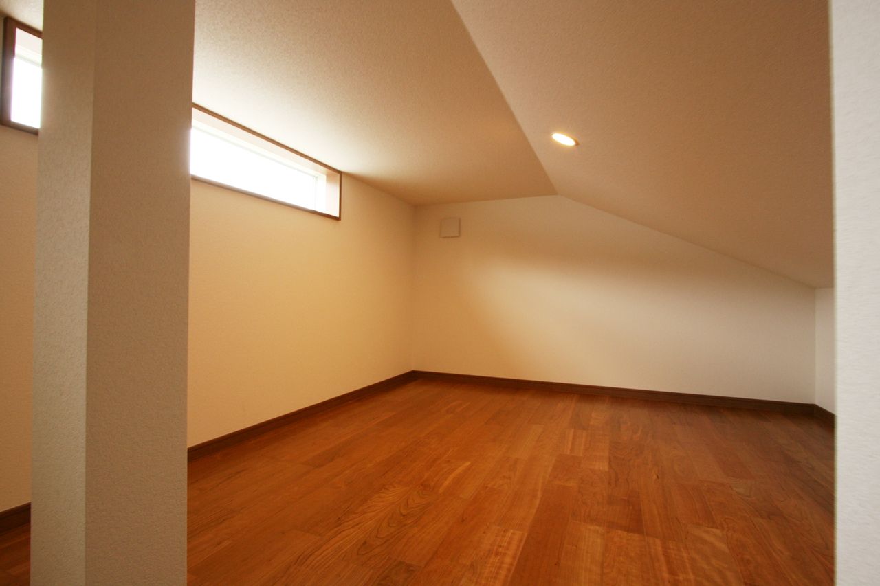 勾配天井の小屋裏収納、横長の窓で明るさを取りました