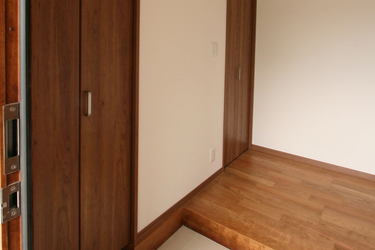 玄関脇の収納は建具と同じ木目でそろえています