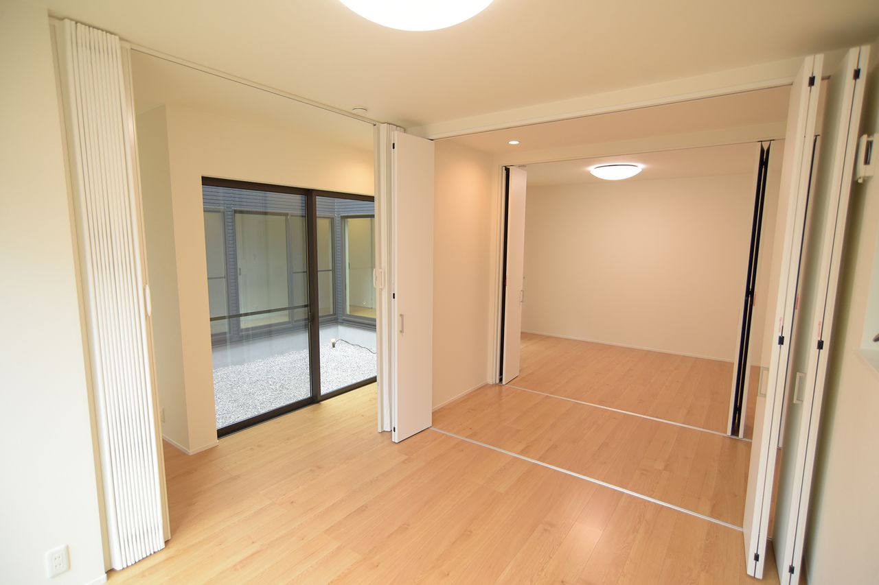 可動式の間仕切りを開け閉めして、部屋のつなぎ方を変えられます