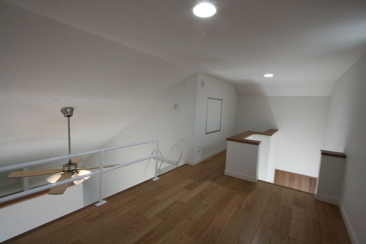 ロフトは手すり越しに下の部屋とつながる、屋根なりの空間