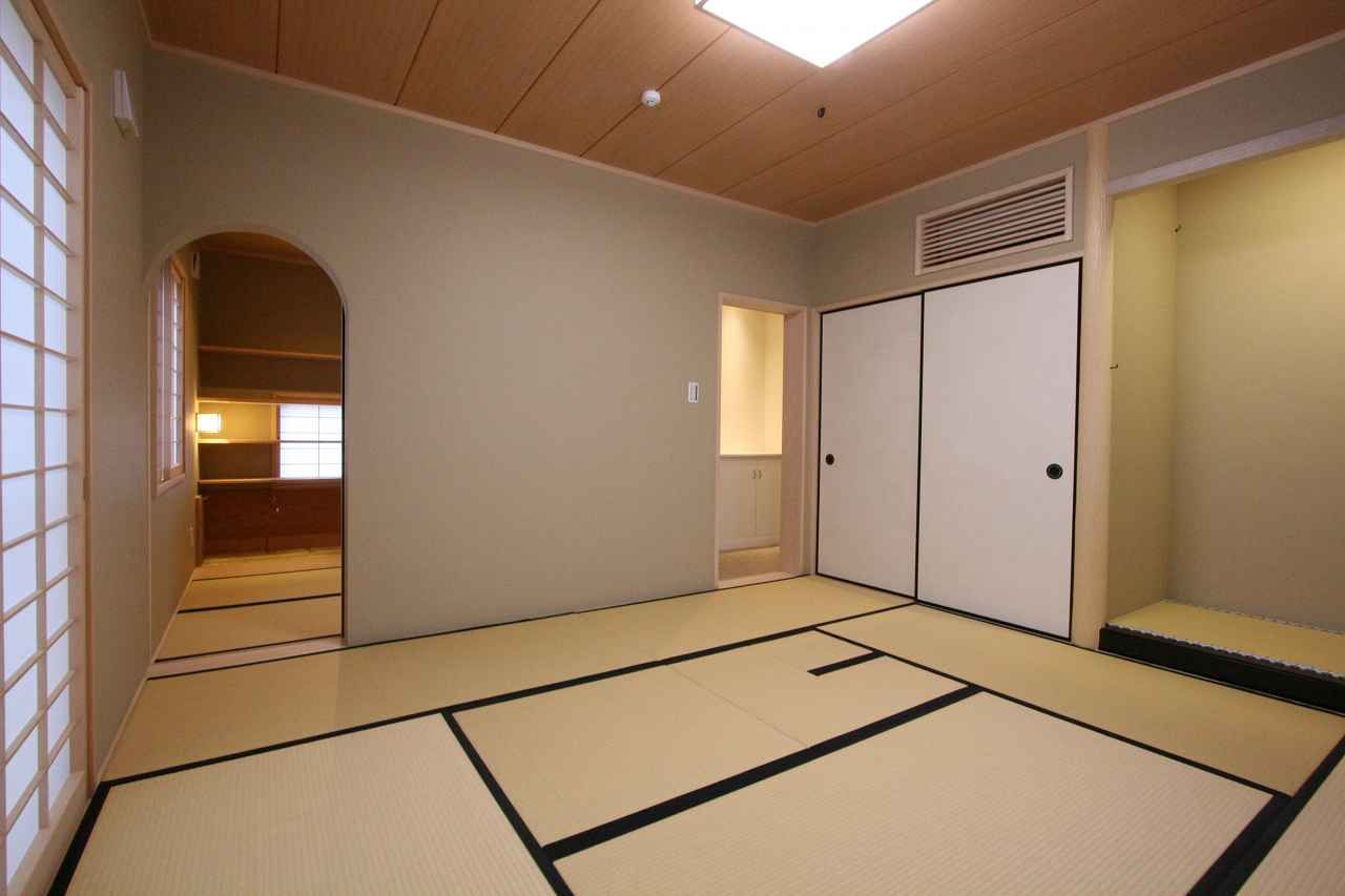 床の間と襖を備えた和室、アーチ形の開口が奥へ続きます
